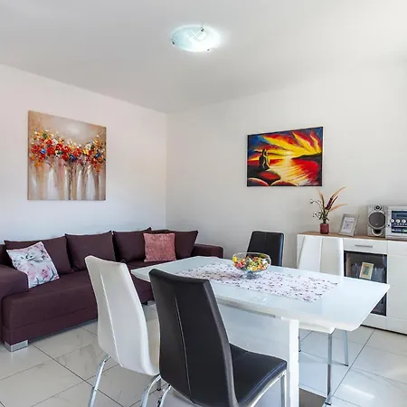 Tonka Near And Sea Pula