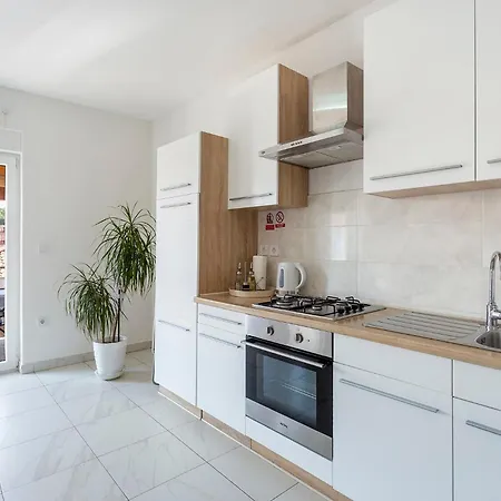 Tonka Near And Sea 3* Pula