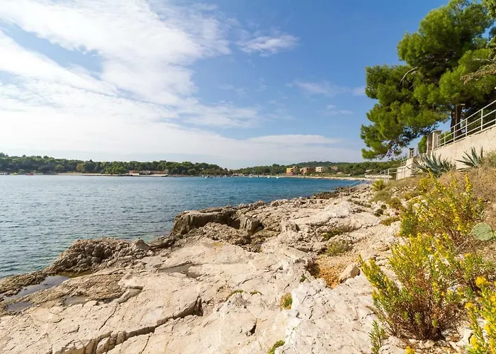 Tonka Near And Sea Penzion