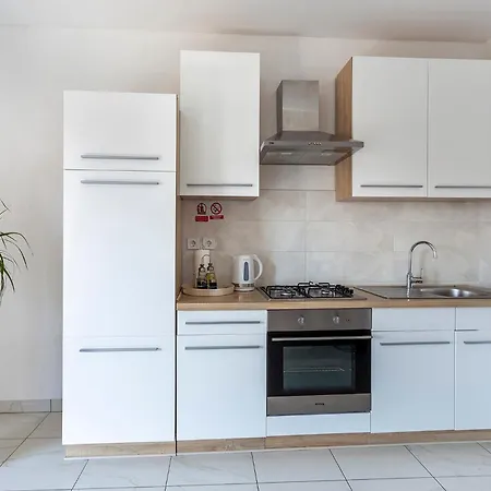 Tonka Near And Sea Pola