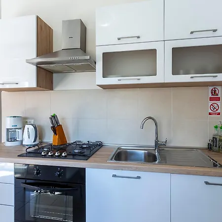 ゲストハウス Tonka Near And Sea 3*