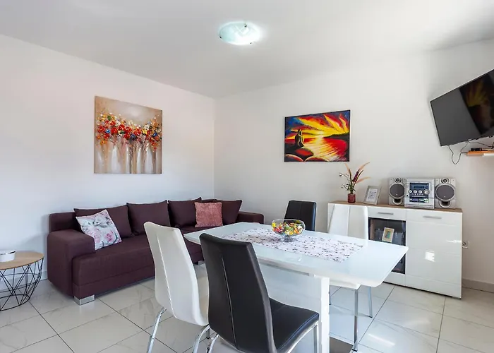 Tonka Near And Sea Pula