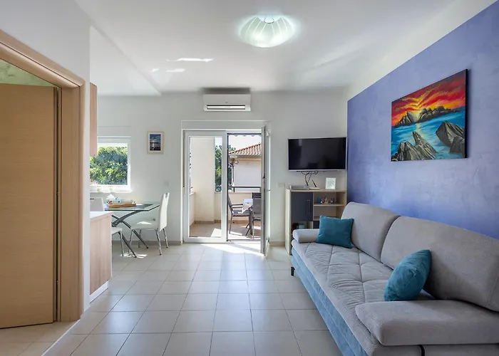 Tonka Near And Sea Pula