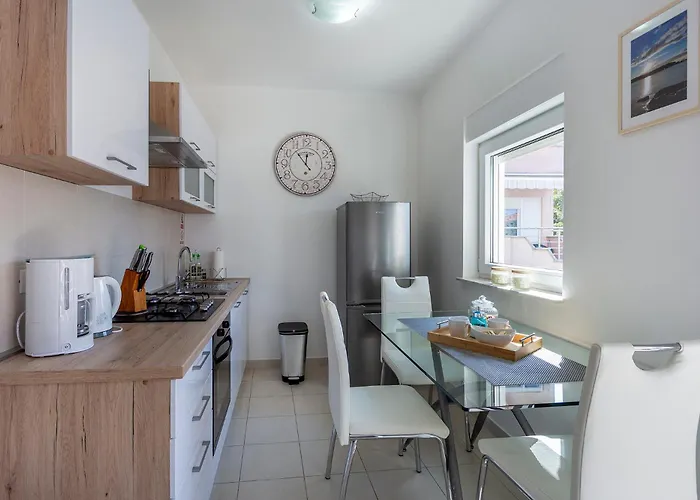 Tonka Near And Sea Konukevi 3*