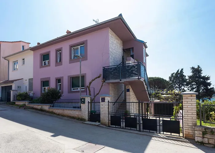 Tonka Near And Sea Pula